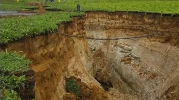 Στα δυο κόπηκε η γη! Βοσκός ανακάλυψε ρήγμα που καλύπτει σε πλάτος δυο γήπεδα ποδοσφαίρου (βίντεο)
